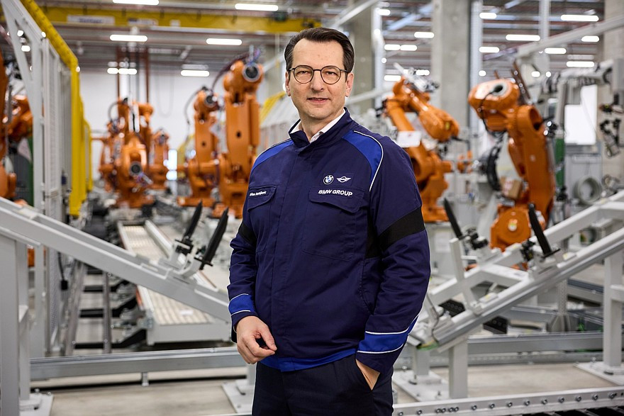 Мащабна криза в Мюнхен: BMW свива администрацията и одобри освобождаването на 8000 служители