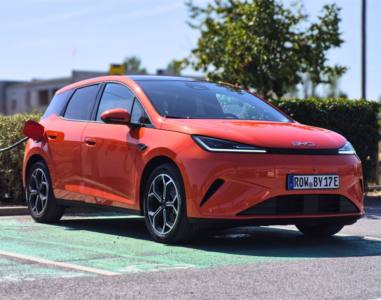 BYD Dolphin G DM-i атакува Европа: Plug-in хибрид с цена под 22 000 евро и висок потенциал