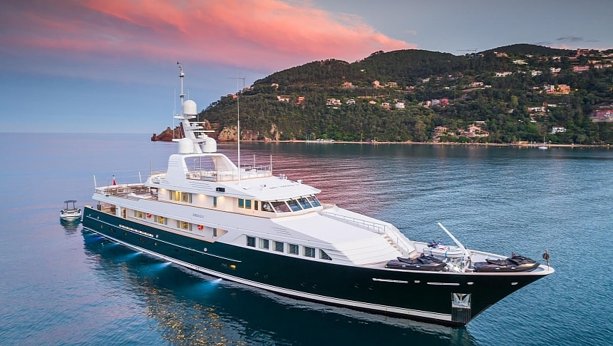 Нова ера на лукса в открито море: Легендарната суперяхта Feadship Emerald атакува пазара за 21 милиона евро