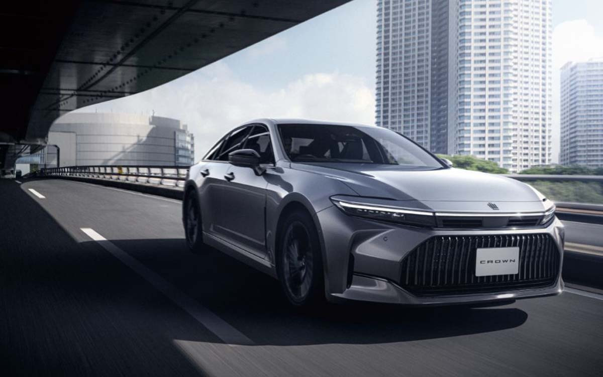 Toyota Crown Sedan сваля цената: Новата входна версия HEV G прави луксозния флагман по-достъпен!