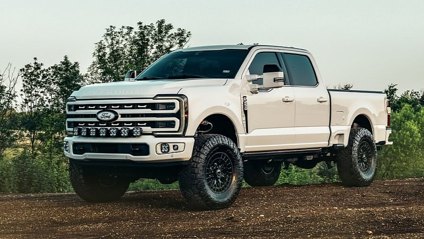 Нов офроуд стил: Ford F-250 Super Duty блести с 18-инчови ковани джанти Vossen в гланцово черно
