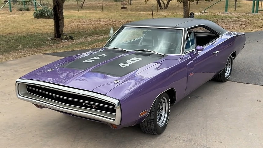 Dodge Charger R/T SE от 1970 г. впечатлява с рядката боя Plum Crazy и оригинален V8