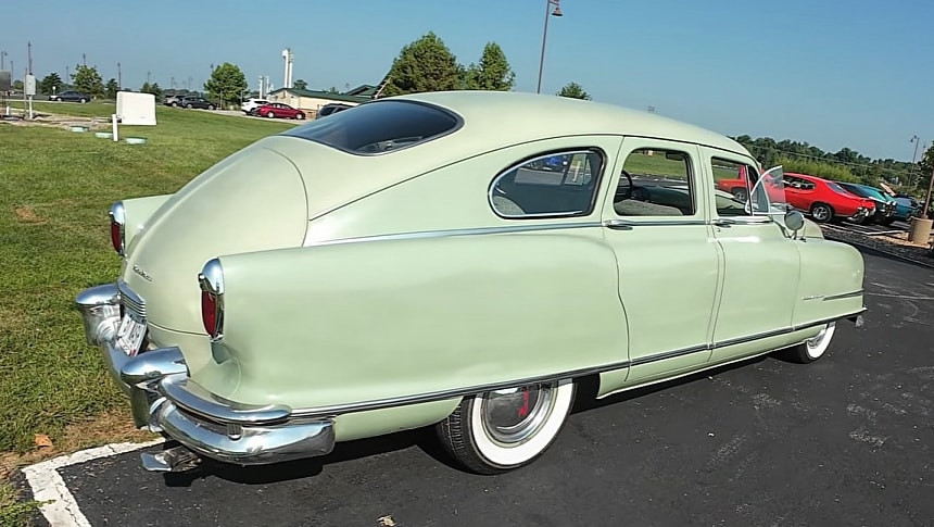 Nash Ambassador от 1951 г. впечатлява с оригинален салон, който се превръща в легло за трима