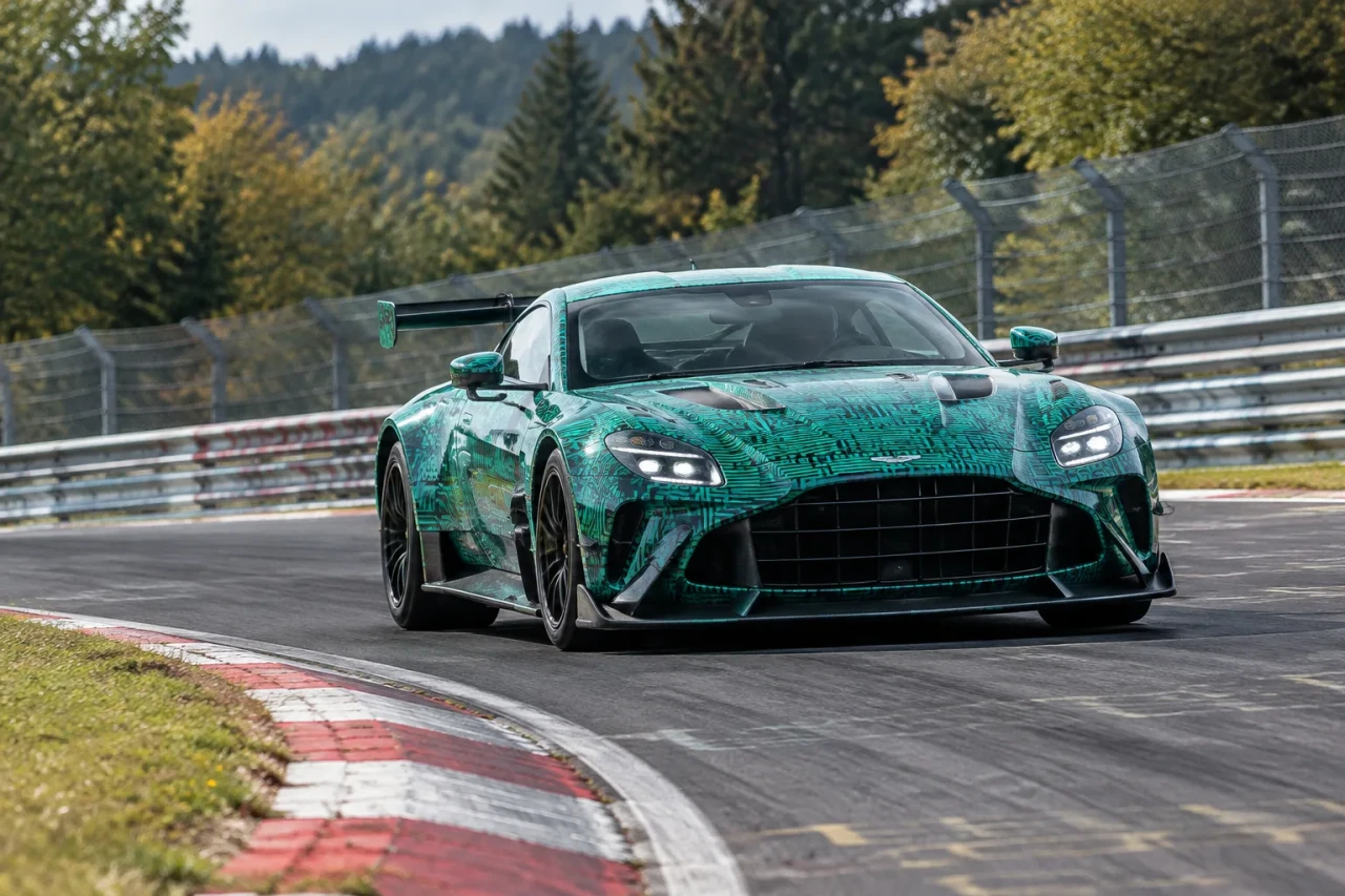 Aston Martin Vantage RS тества агресивна аеродинамика на Нюрбургринг