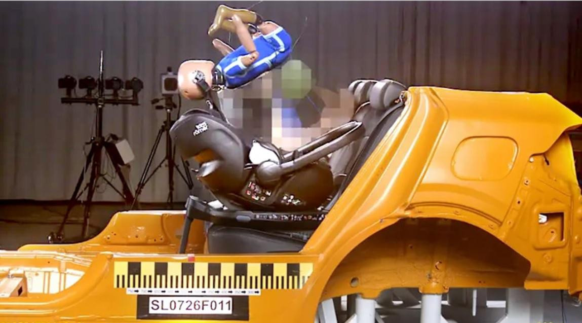 ADAC предупреждава за опасни детски столчета: Britax Römer и Axkid се провалиха при краш тестове