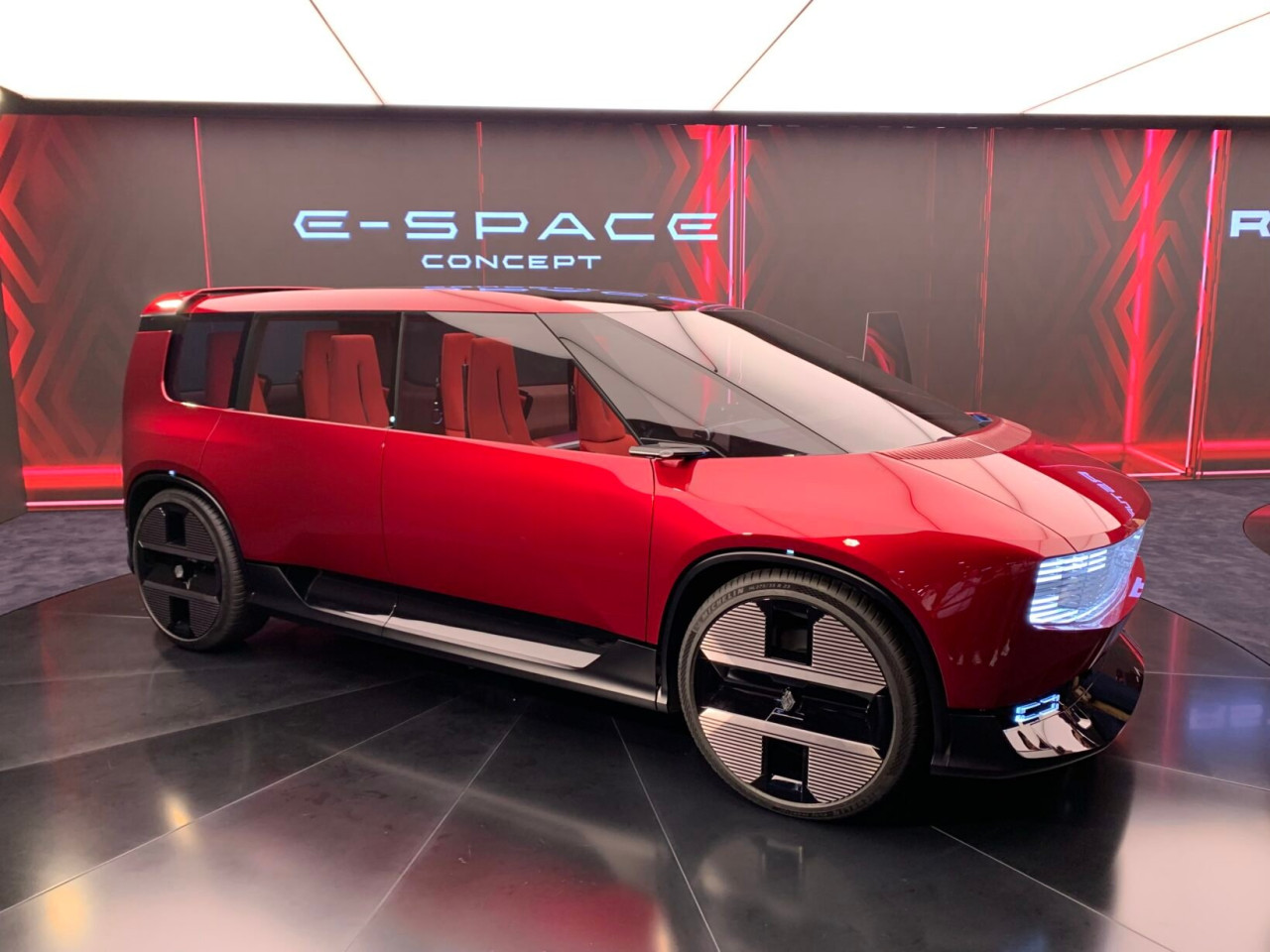 Автосалонът в Париж 2026: Citroën 2 CV, Renault E-Space и новите модели, които изместват SUV от светлината на прожекторите