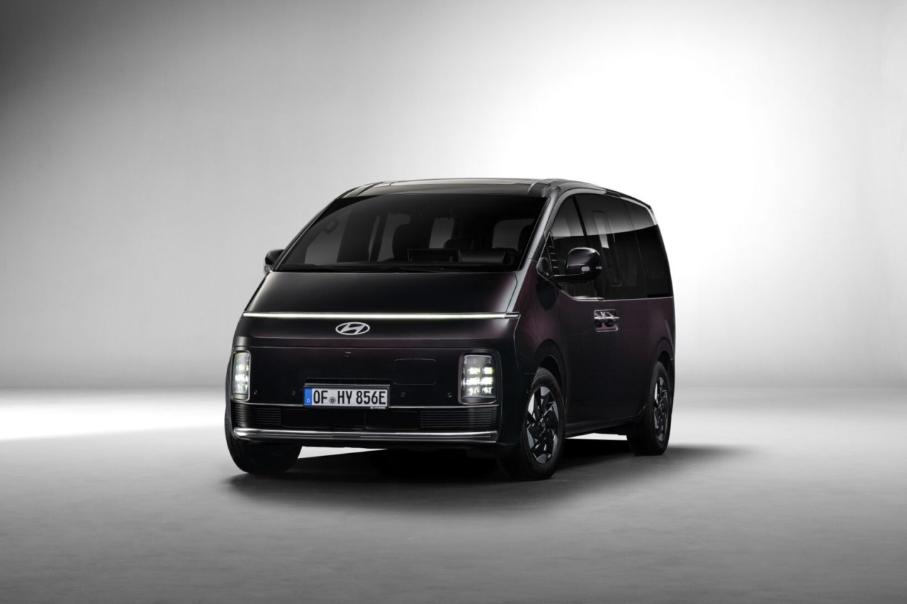 Hyundai Staria EV стартира от 67 400 евро с 430 км пробег и 800V зареждане