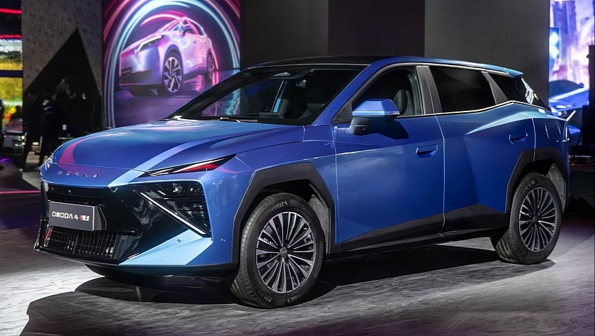 OMODA 4 дебютира в Париж: футуристичен SUV с Cyber Mecha дизайн и хибридни 224 к.с.