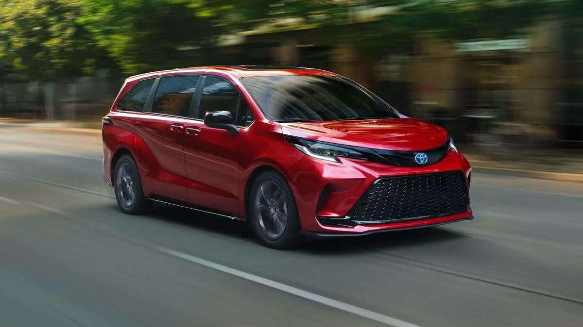 Toyota Sienna Hybrid оглавява 4 от най-издръжливите минивана за 2026 г.