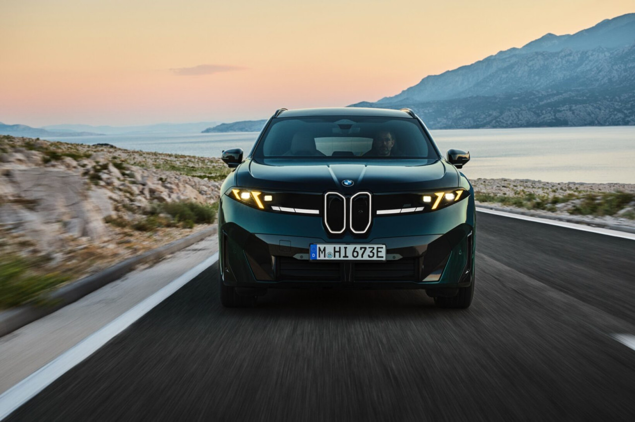 BMW с рекорден дял на електромобилите в Европа: всяка трета кола е електрическа, но Китай дърпа продажбите надолу