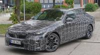 Новата „петица“ на BMW разкри повече от дизайна си в шпионски кадри
