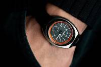 Стилен ръчен часовник е направен от истински части на Lamborghini Miura