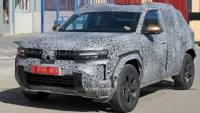Фотографи уловиха камуфлажен прототип на новата Dacia Duster 2024