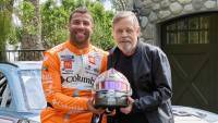 ВИДЕО: Columbia и NASCAR се обединяват в облепяне на състезателни автомобили на тема STAR WARS