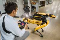 Робот пазач следи производството на автомобили за по-голяма сигурност