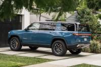 Rivian R1S започва да дими, докато шофьорът се чувства „заклещен“ вътре