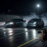 Charger Daytona се изправя срещу Tesla Model Y в най-тихото драг състезание в света