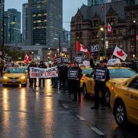 Канадски таксиметрови компании призовават за забрана на американските приложения за споделено пътуване