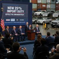 Тръмп налага 25% мито върху вноса на коли