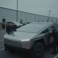 Tesla обявяви изтегляне на Cybertruck поради дефект в панелите на автомобила