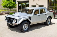 Lamborghini LM002 с V12 от Countach и пробег 19 000 км излиза на търг в САЩ