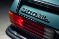 Нерегистриран Mercedes-Benz 500 SL излиза от гаража след 42 години