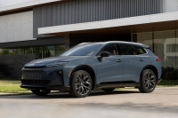 Toyota Crown Signia: чарът на „черната овца“ в гамата на Toyota