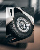 Бялата Toyota Tacoma на максимум: лифт, хром и 35-инчови гуми