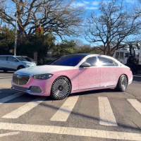 Mercedes-Maybach S 680 с диамантено бяло и розово привлича вниманието
