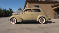 Арт деко класика: Ford DeLuxe от 1937 г. с flathead V8 в отлична форма