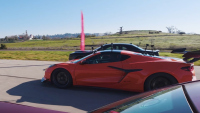 Corvette Z06 срещу Demon и Mustang Dark Horse: кой е най-бърз на 402 м?