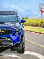 Toyota Tacoma SR5 в Blue Crush получи трети кръг ъпгрейди с карбонов капак