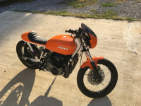 Класическа Honda CB750 с компресор се превърна в кафе рейсър