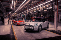 MINI навършва 25 години под BMW: как се промени и защо има значение