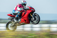 Ducati Panigale V2 S: баланс между писта и ежедневие