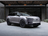 Lexus TZ идва с три реда и електрическа мощ