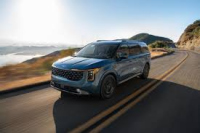 Kia Carnival Hybrid 2026 носи 242 к.с. и семеен комфорт