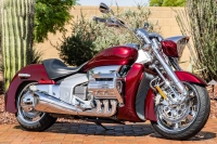 Honda Valkyrie Rune: екзотичният круизър, който остаря по-добре от Harley