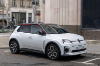 Renault 5 E-Tech връща спомените на 73-годишен шофьор