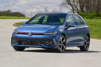 Volkswagen Golf GTI 2026 комбинира спорт и ниски разходи