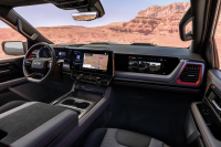 Дигитална бруталност: Новият Chevrolet Silverado превърна кабината си в команден център от бъдещето