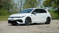 Volkswagen Golf R срещу Toyota GR Corolla: Битка между рафинираната мощ и суровия рали-дух