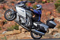 Баварският крал на дългите пътувания: Как BMW K 1600 GTL атакува легендарната Honda Gold Wing