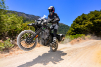 Бюджетният крал на приключенията: Защо легендарният Kawasaki KLR650 разбива скъпата конкуренция