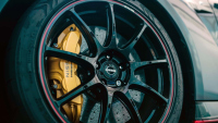 Цветният код на екстремната мощност: Как Nissan разпознава спирачните си зверове с един поглед