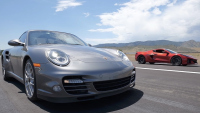 Урок по физика на асфалта: 16-годишно Porsche 911 Turbo побеждава чисто нов Corvette Z06 в рол-дуел