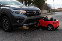 Dacia удари детска акумулаторна кола в Чирпан