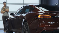 Първият по рода си: Главният дизайнер на Tesla Франц фон Холцхаузен получи Model S Plaid Signature Edition #001 с пълна защита
