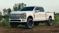 Нов офроуд стил: Ford F-250 Super Duty блести с 18-инчови ковани джанти Vossen в гланцово черно