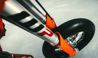Адреналин на две колела: Новата KTM 450 SMR 2027 атакува пистите с по-умна електроника и агресивен стил